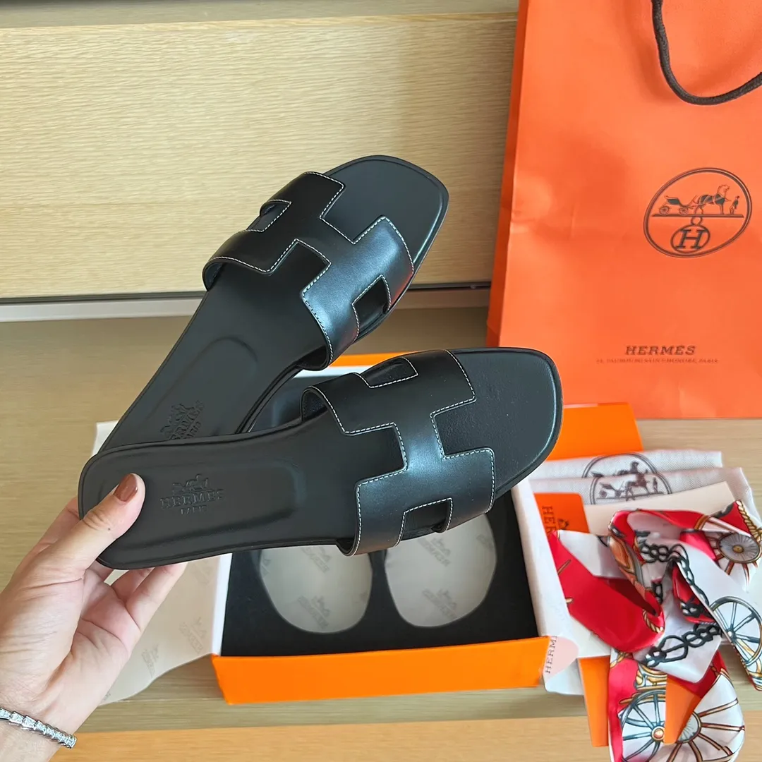 👟👟Ex-factory price 480👟👟Hermès) The packaging has been upgraded, and the layout and workmanship materials have been upgraded. Hermes®🔴Handmade Shoes👟👟 👟👟 Product Hermes Slippers🐎 —————————— The 2023 early spring new model is the same as the original version, purely handmade by masters! ❥High-end customization, exclusive products, industry❥Using: Hermers upper: Italian imported cowhide + original custom-grade Australian sheepskin feet + genuine leather outsole (pursuing walking comfort) 👟👟 ~~〰〰〰〰❥ Packaging: ✔🚦Pay attention to the exclusive packaging 〰Original quality on sale━━━━Hermes━━━━━ size: 35-40 (34.41.42 custom-made, non-refundable)
